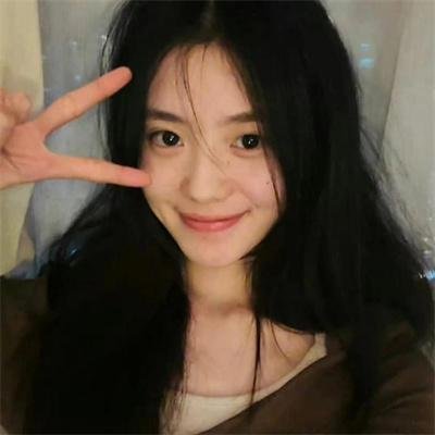 窗边女孩眼中对街的屋中女子